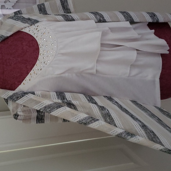 Mid Arm Length Blouse Size L White, Sliver & Tan - Picture 6 of 7